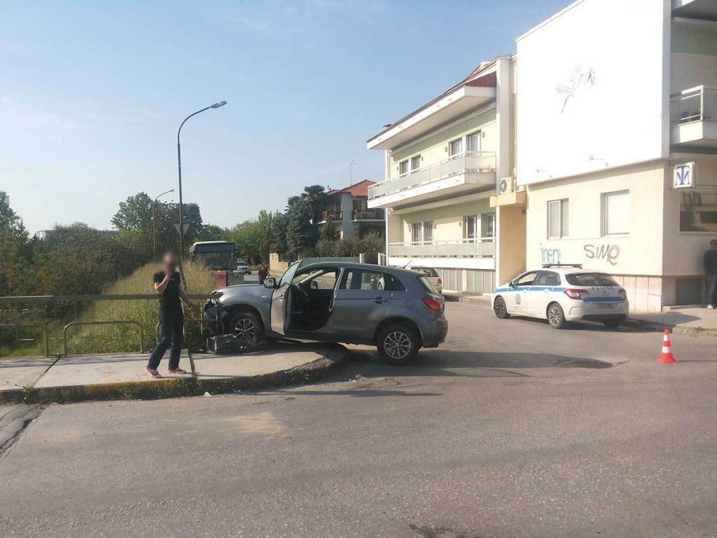 Τροχαίο στα Τρίκαλα – Από τύχη δεν “βούτηξαν” στον Ληθαίο ποταμό (ΦΩΤΟ)