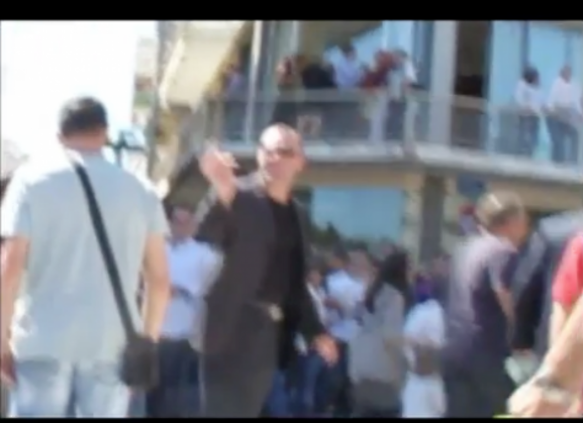 Χρυσή Αυγή: “γαλλικά” και “γλώσσα του σώματος” σε επεισοδιακή περιοδεία βουλευτή στη Τρίπολη