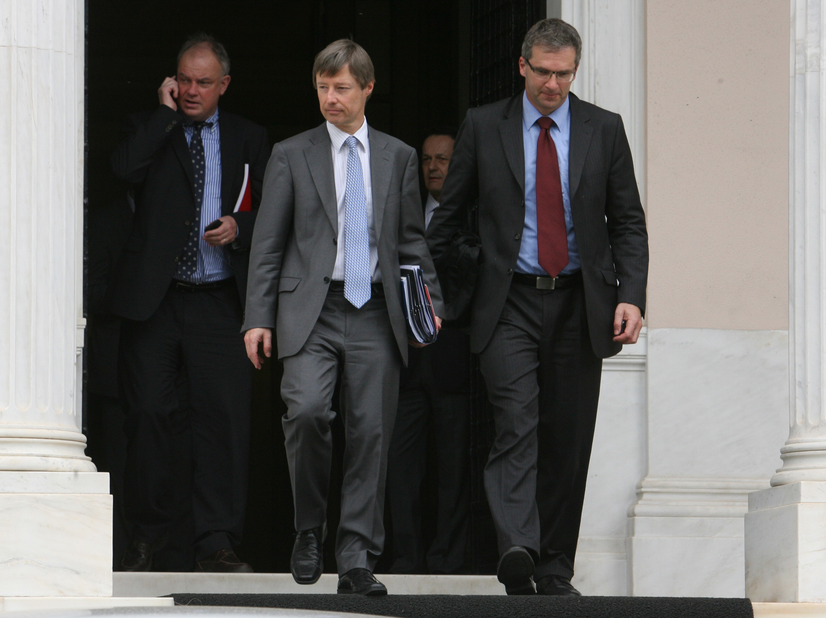 Τεκμήριο ασυλίας για τρόικα και Task Force! Θα αγοράζουν ό,τι θέλουν χωρίς να δηλώνουν τίποτα στην εφορία