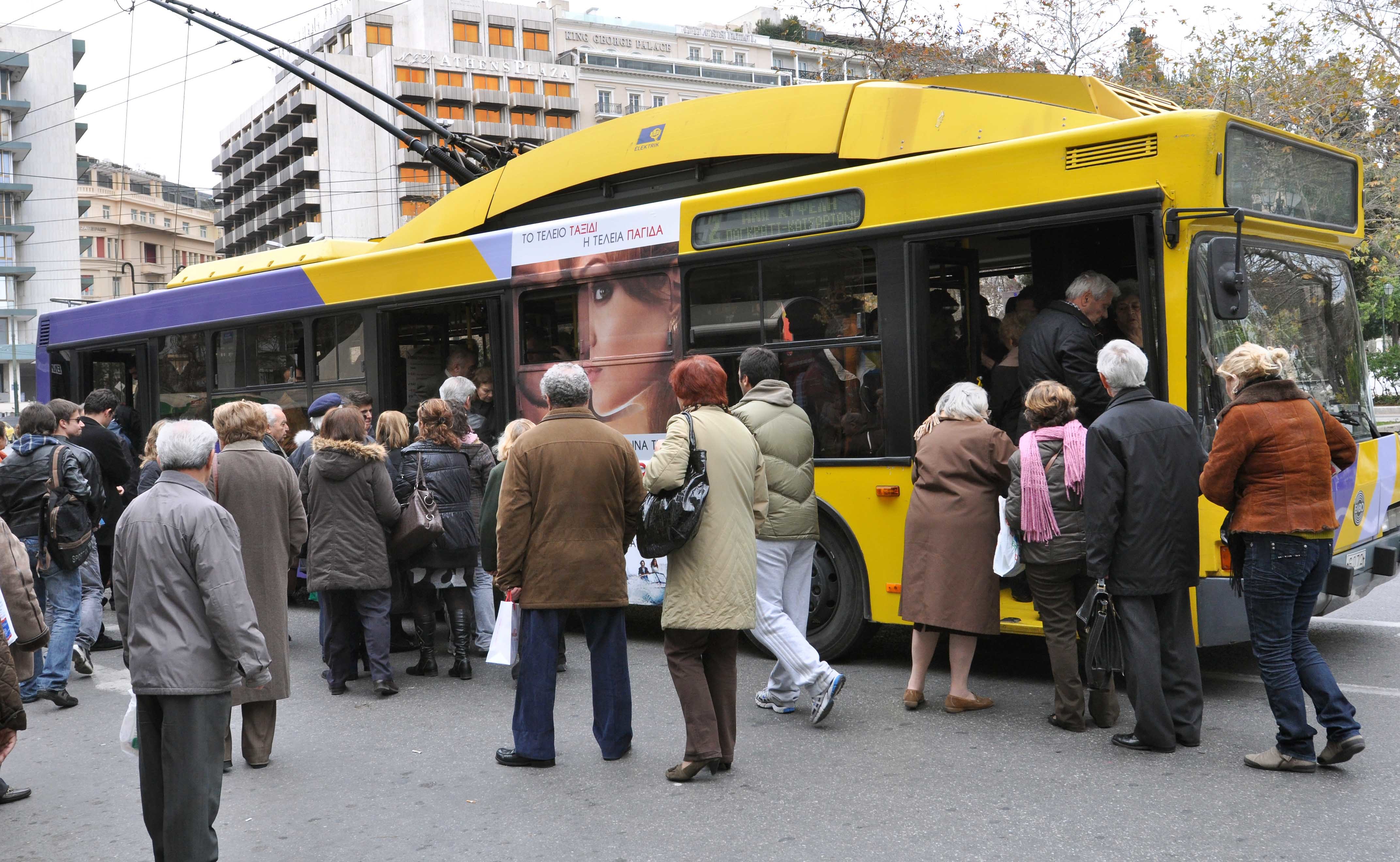 “Χειρόφρενο” όλο το Σαββατοκύριακο τραβούν λεωφορεία, τρόλεϊ, ΟΣΕ και Προαστιακός