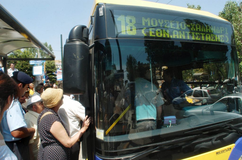 Χρυσαυγίτης ελεγκτής φώναξε “εγέρθητω ρε” σε επιβάτες τρόλει