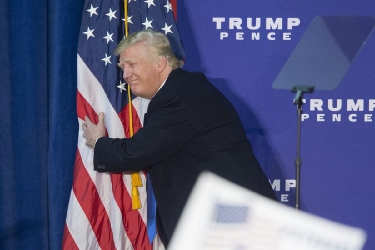 Ο Τραμπ απειλεί με φυλακή όσους καίνε την αμερικανική σημαία