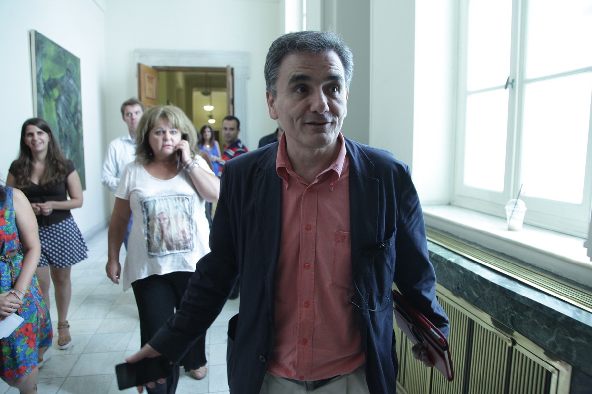 Μικροψυχία! Συριζαίοι δεν είπαν ούτε γειά στον Τσακαλώτο!