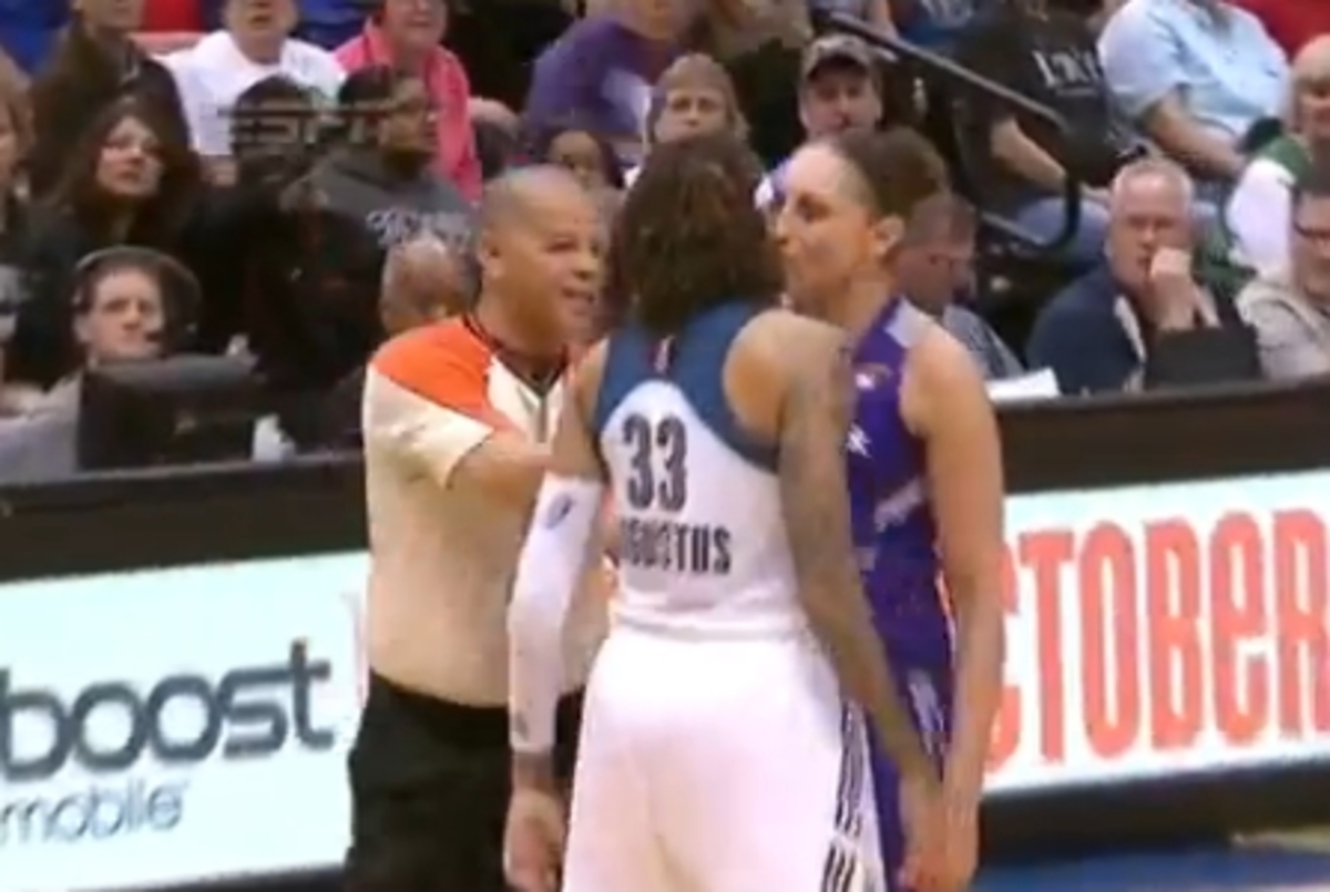 Αυτός είναι τσακωμός! Πρώτα “γαλλικά”, μετά φιλί (VIDEO)