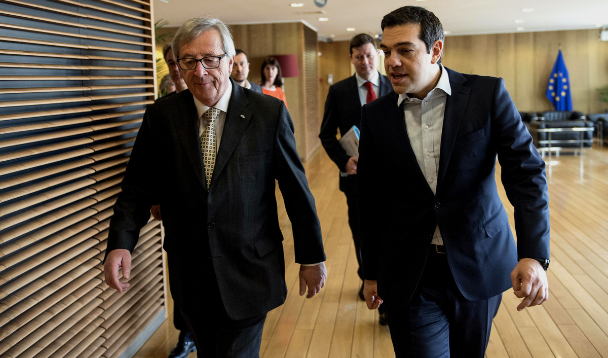 Στο έσχατο σημείο οι πιέσεις των δανειστών – ‘Εφτασαν μέχρι και να ζητήσουν να μην πληρώνονται μισθοί – Τι αποφασίστηκε από Τσίπρα και Γιούνκερ