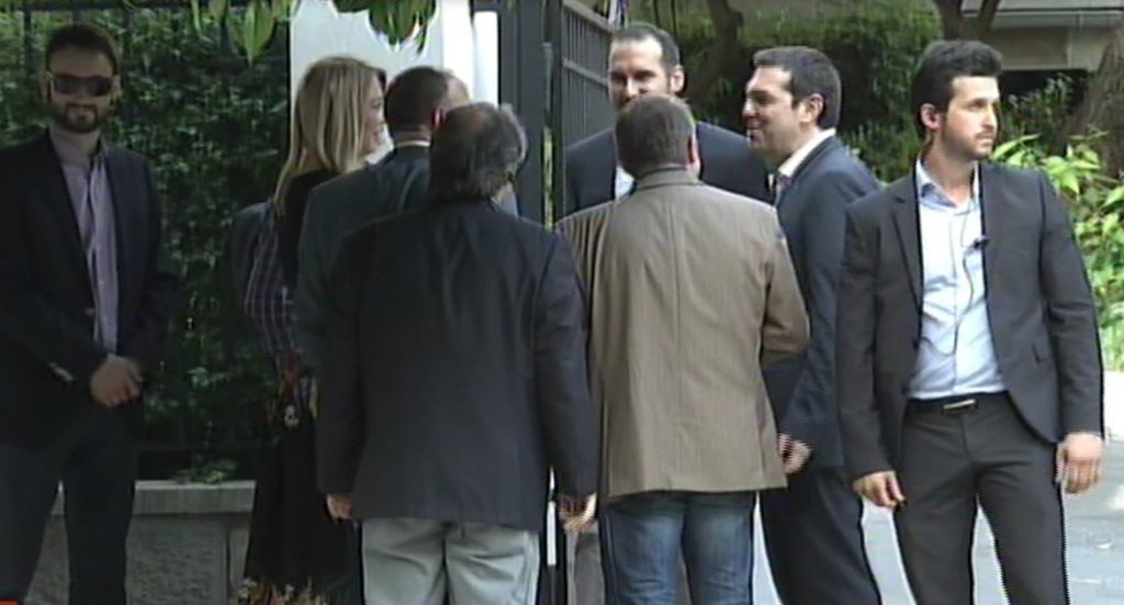 Το “πηγαδάκι” Τσίπρα με δημοσιογράφους: Και που είστε ακόμα!