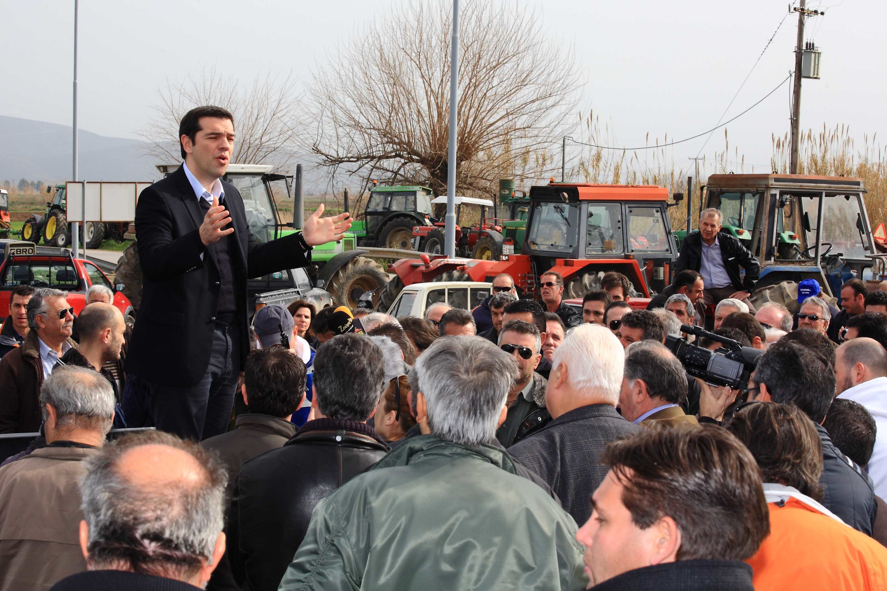 Βολές Τσίπρα κατά Σαμαρά: “Έπρεπε να έρθει στα αγροτικά μπλόκα”