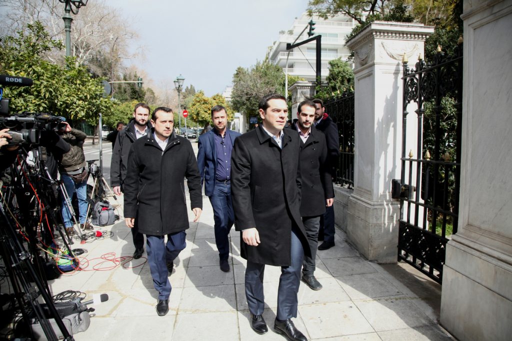 Το Μαξίμου απαντά στην “πόρτα”  και τις προειδοποιήσεις του Ντράγκι – Επιστρέφει ο Στουρνάρας από την Κύπρο για να ενημερώσει τον Τσίπρα