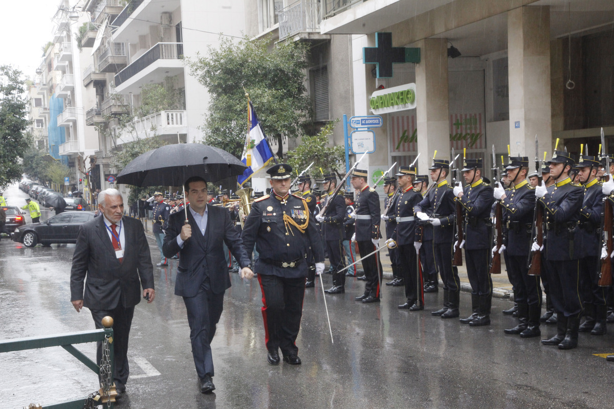 Bloomberg: Πριν τη χρεοκοπία οι Έλληνες γιορτάζουν την  ανεξαρτησία τους