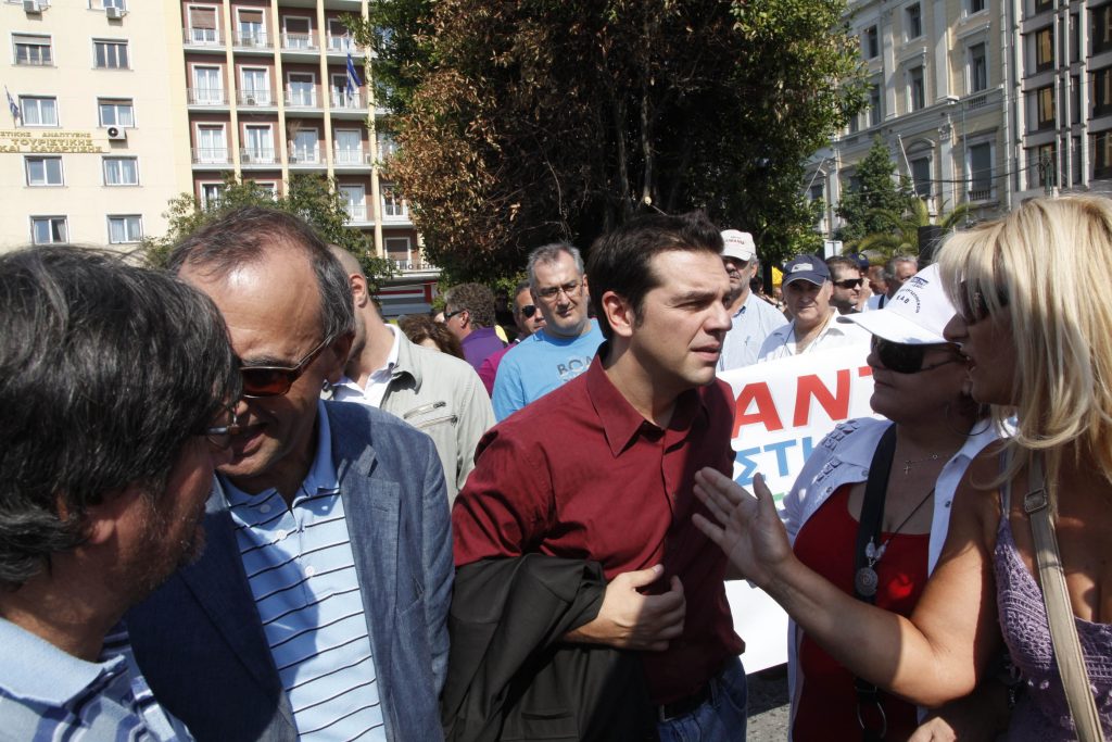 Κατεβαίνει στο πεζοδρόμιο ο Α. Τσίπρας