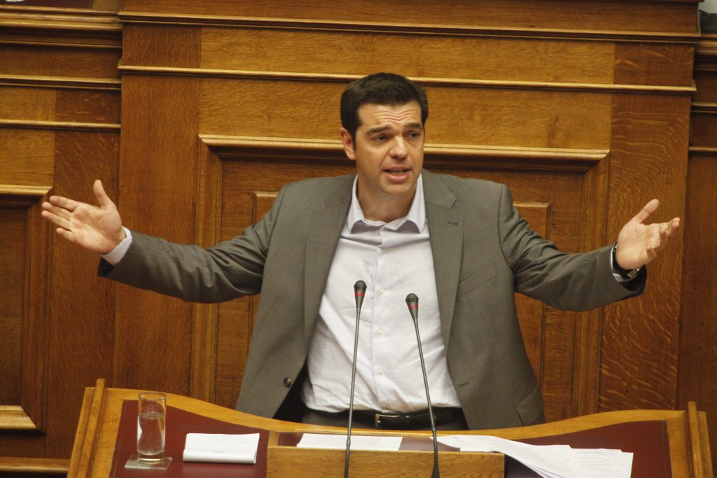 Ξεκίνησε η καθοριστική ψηφοφορία στη Βουλή για την ύπαρξη της κυβέρνησης – Σάλος από τη δήλωση Τσίπρα πως θα κινδυνεύσουν καταθέσεις