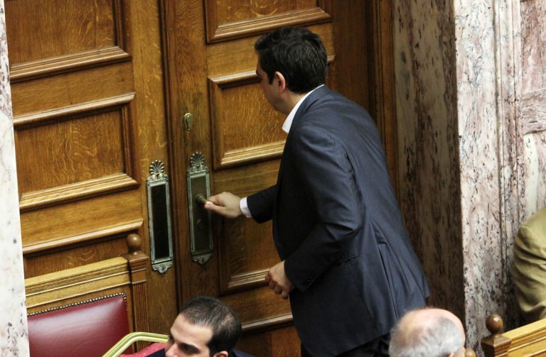 Νέα ντρίμπλα Τσίπρα – Κλείνει την Βουλή και βάζει “δικούς” του βουλευτές στα θερινά τμήματα για να περάσουν οι εφαρμοστικοί νόμοι