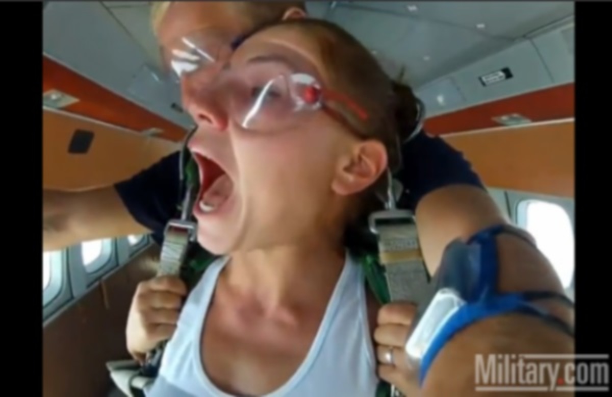 “Δεν θέλω να πηδήξω”! Όμορφη δεσποινίδα στο κενό από αεροπλάνο …τσιρίζει – ΒΙΝΤΕΟ