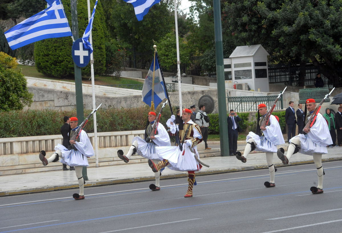 Υπουργός στάθηκε προσοχή μπροστά στους τσολιάδες