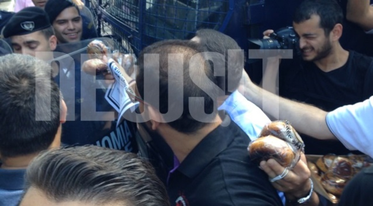 ΠΟΕ ΟΤΑ: Τσουρέκια της παρηγοριάς μέσα από φέρετρο δίνουν στους αστυνομικούς οι εργαζόμενοι – ΦΩΤΟ κ VIDEO