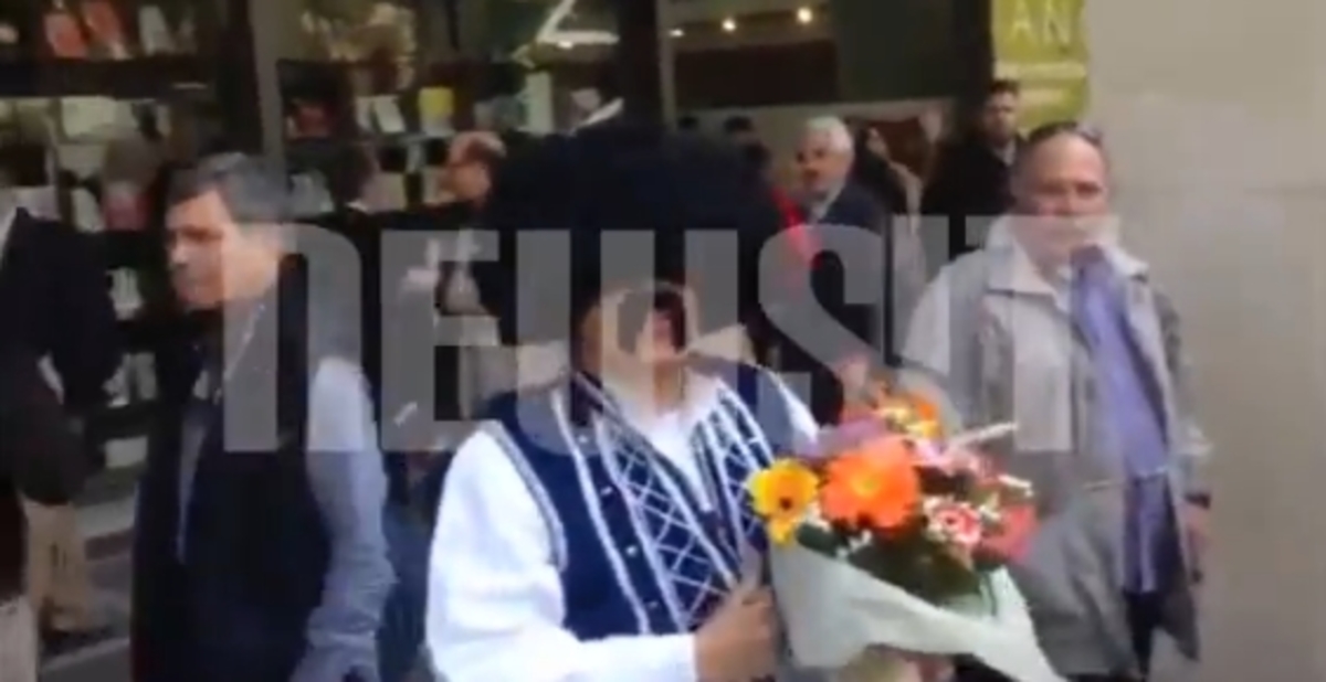 ”Τσολιάς” περιμένει τον Γ.Παπανδρέου