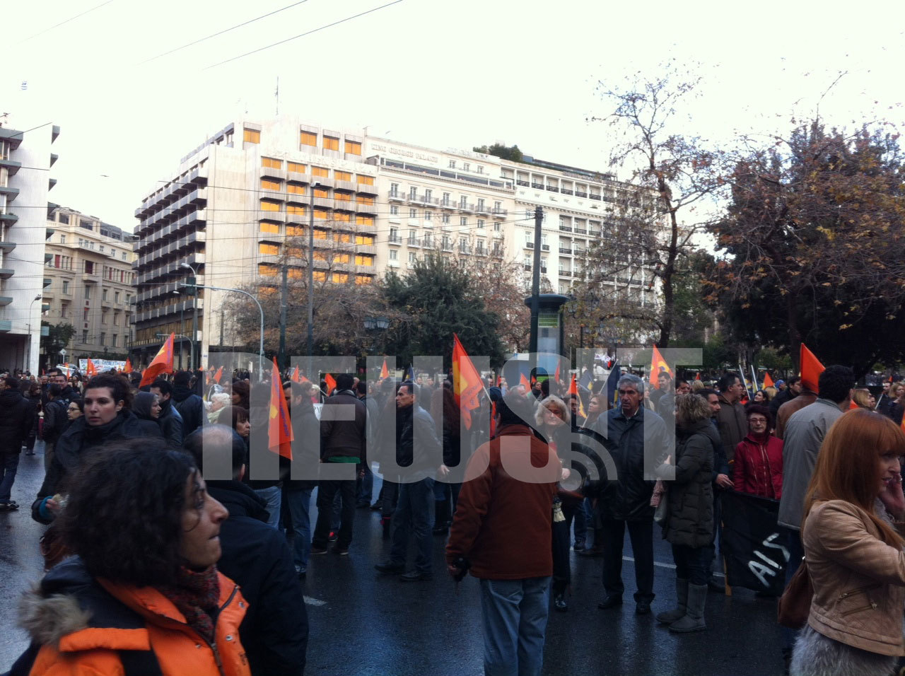 Κλειστή η Φιλελλήνων από εκατοντάδες εργαζόμενους στις τράπεζες που βρίσκονται έξω από το υπουργείο Οικονομικών