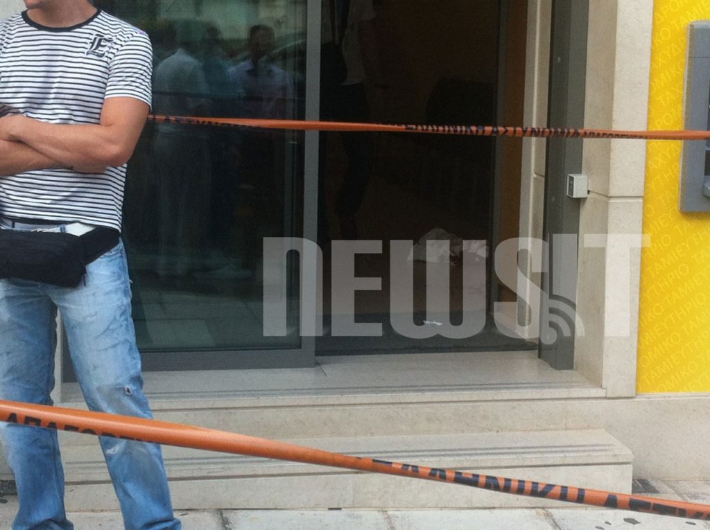 Με μαύρο κοστούμι και περούκα λήστεψε υποκατάστημα του ΤΤ – Πυροβόλησε και τραυμάτισε ελαφρά τη διευθύντρια