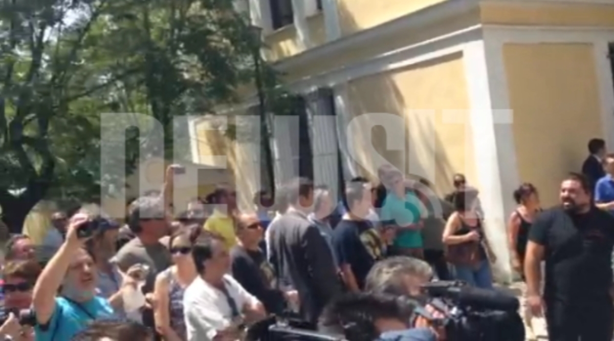 Χειροκροτήματα για τους συλληφθέντες