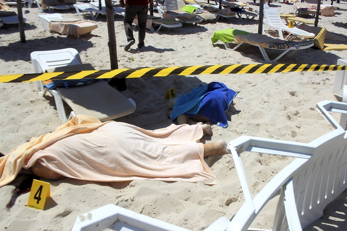 Μακελειό στην Τυνησία – Ένοπλοι “θέρισαν” τουρίστες σε ξενοδοχεία – Τουλάχιστον 27 νεκροί