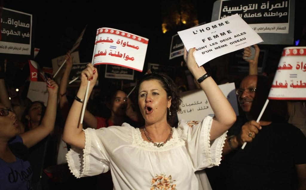 Τυνησία: Χιλιάδες γυναίκες διαδήλωσαν ζητώντας ίσα δικαιώματα με τους άνδρες