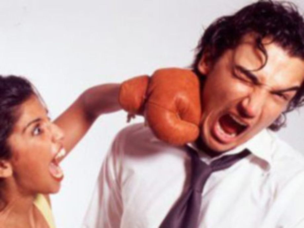 Oı Toύρκοι “τρώνε ξύλο” απο τις γυναίκες τους!