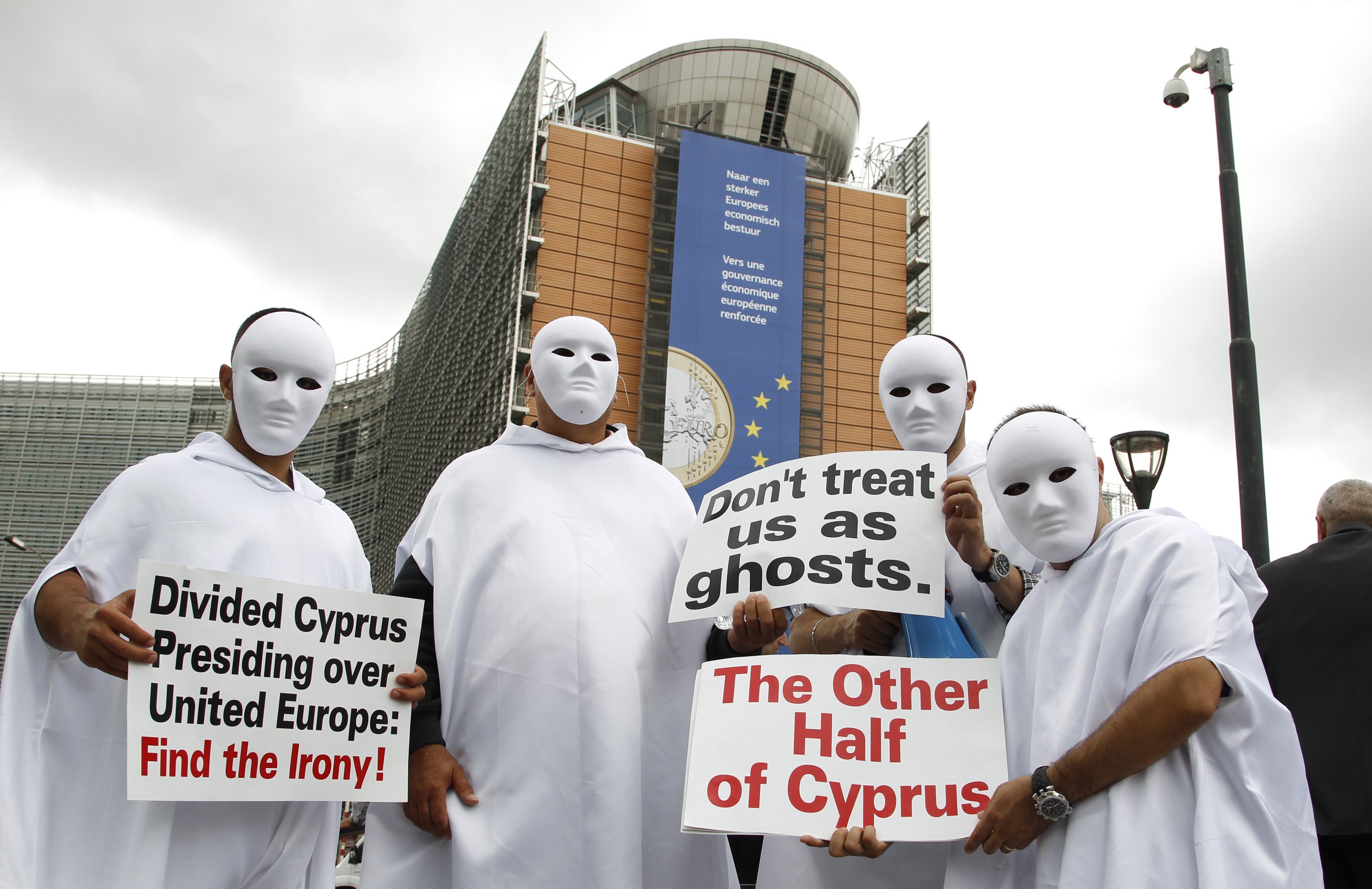 Ντυμένοι “φαντάσματα” διαμαρτυρήθηκαν στις Βρυξέλλες οι Τουρκοκύπριοι