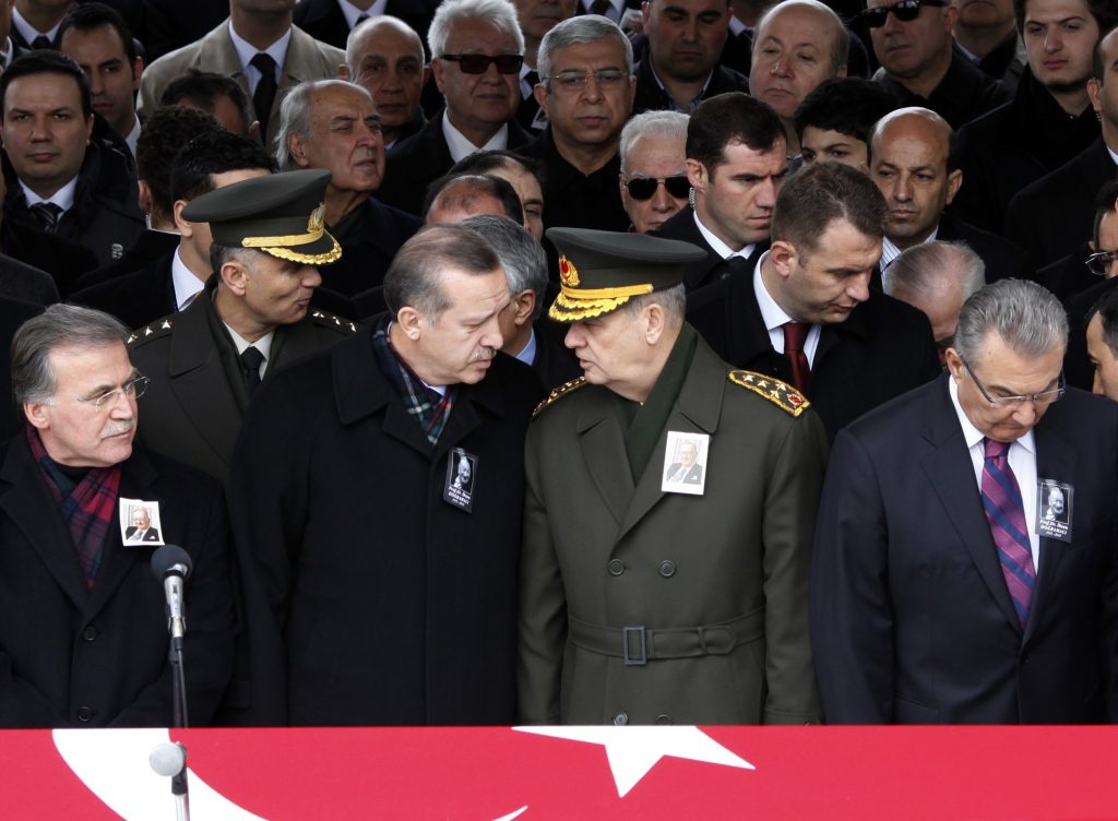 Ο Ερντογάν με τον αρχηγό των ενόπλων δυνάμεων. ΦΩΤΟ REUTERS