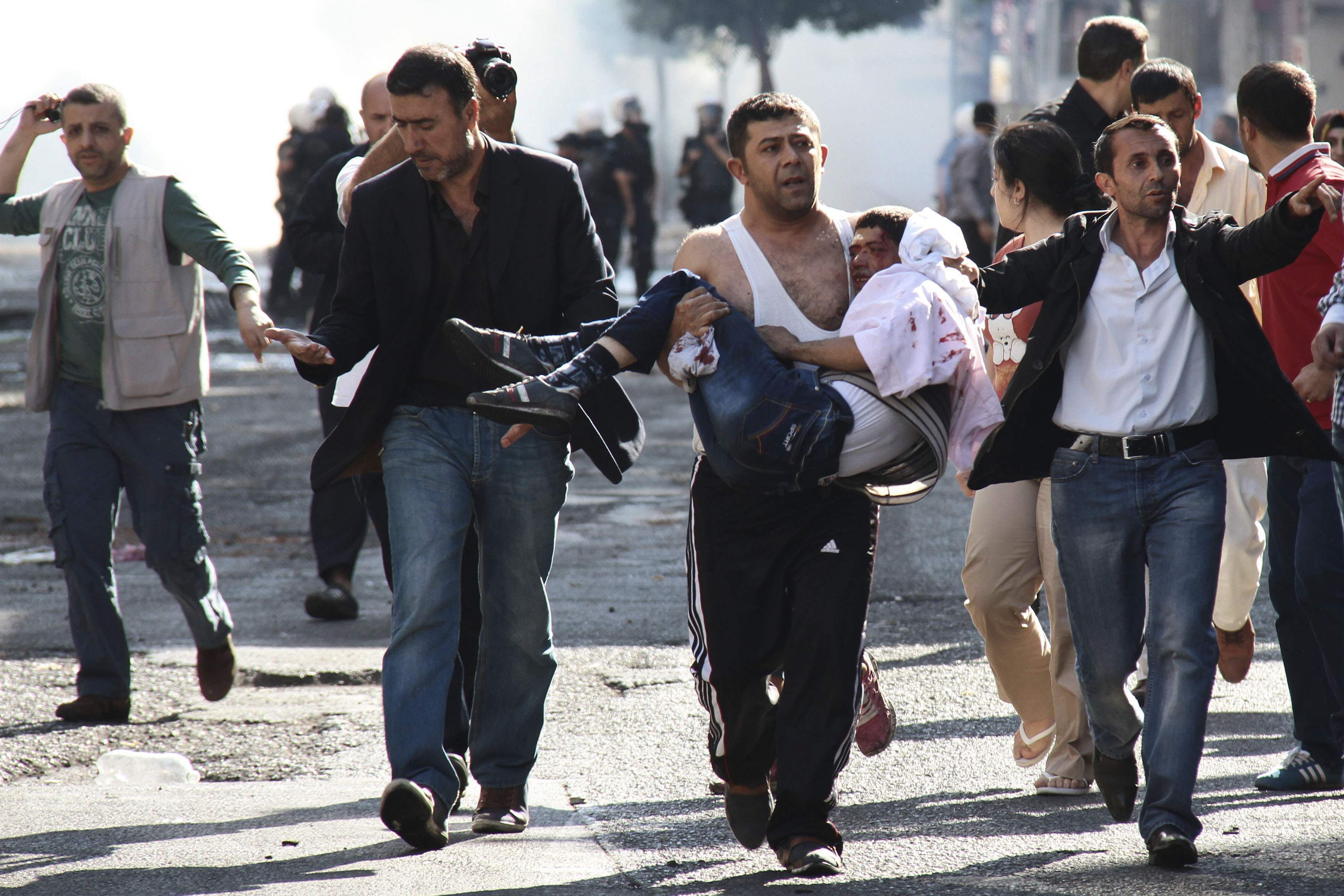 Η εξέγερση των Κούρδων – 22 νεκροί από τις συγκρούσεις με την τουρκική αστυνομία σε όλη τη νοτιοανατολική Τουρκία