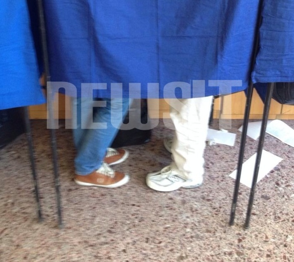 Η συγκινητική στιγμή που ένας τυφλός ψηφίζει! ΦΩΤΟ