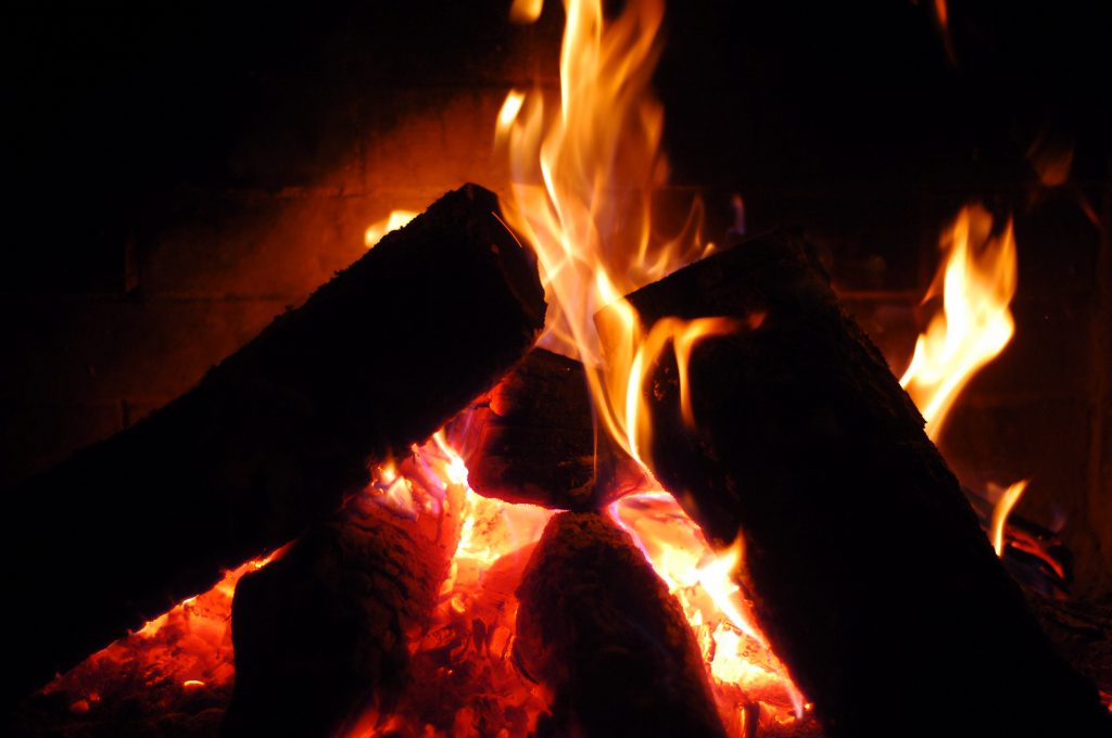 Πήραν φωτιά τα τζάκια και οι ξυλόσομπες – Αποπνικτική η ατμόσφαιρα σε πολλές περιοχές