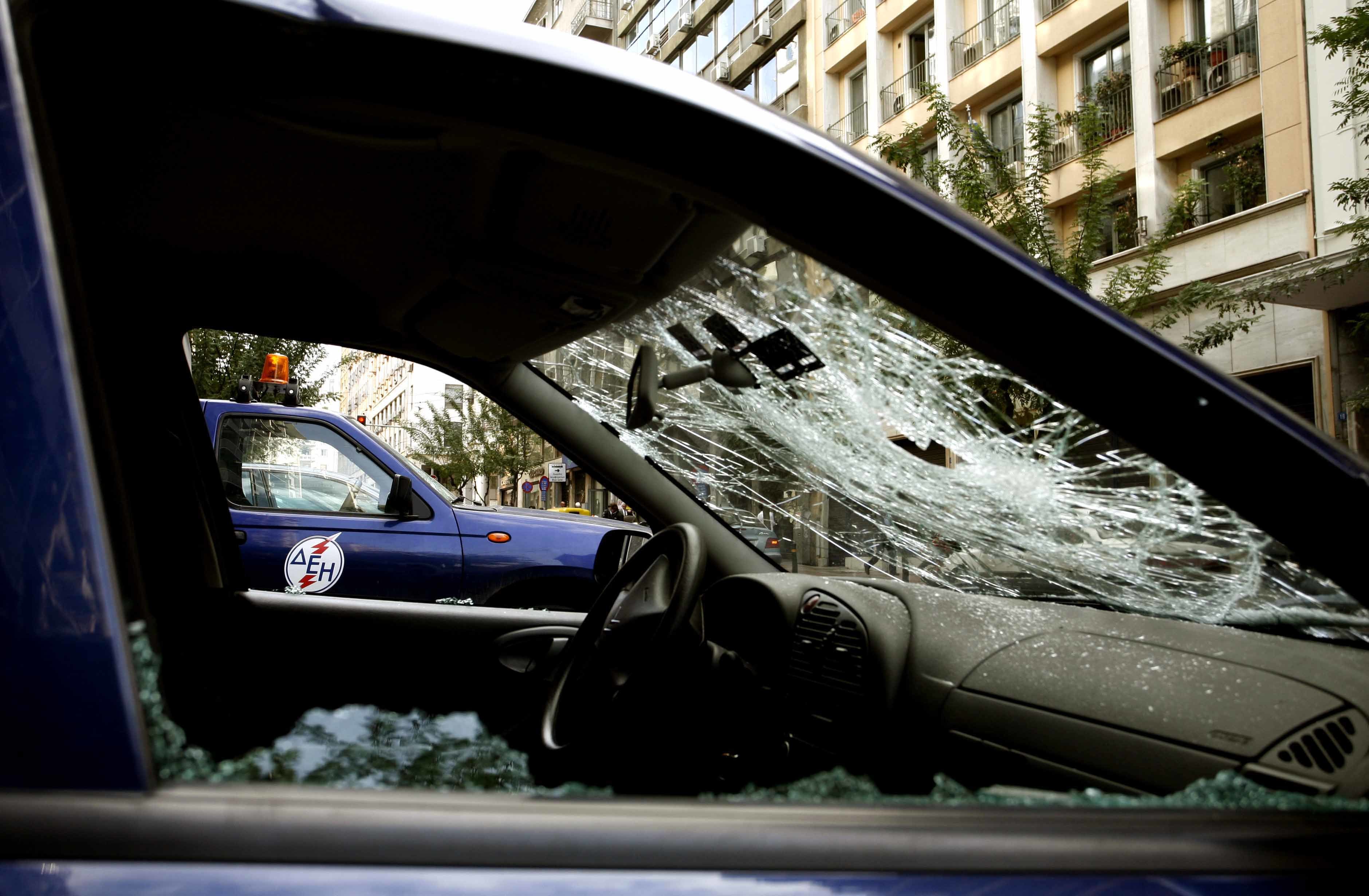 Οι ανήλικοι έβγαιναν και έσπαγαν αυτοκίνητα - ΦΩΤΟ EUROKINISSI
