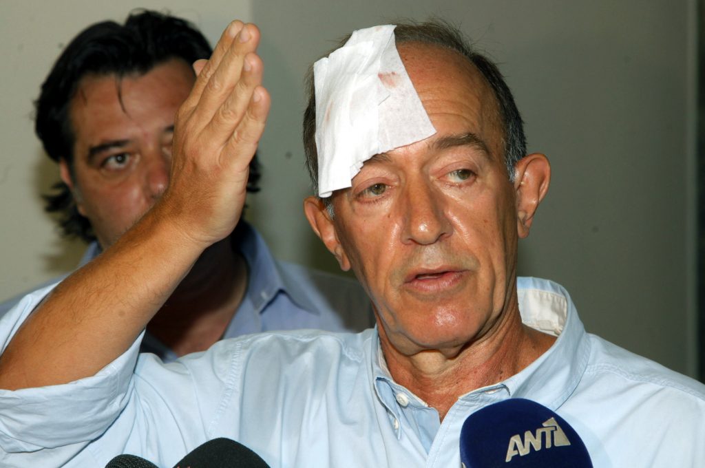 O τραυματίας Σπύρος Τζόκας που χτυπήθηκε στο κεφάλι οταν τον έσπρωξαν άνδρες των ΜΑΤ ΦΩΤΟ EUROKINISSI