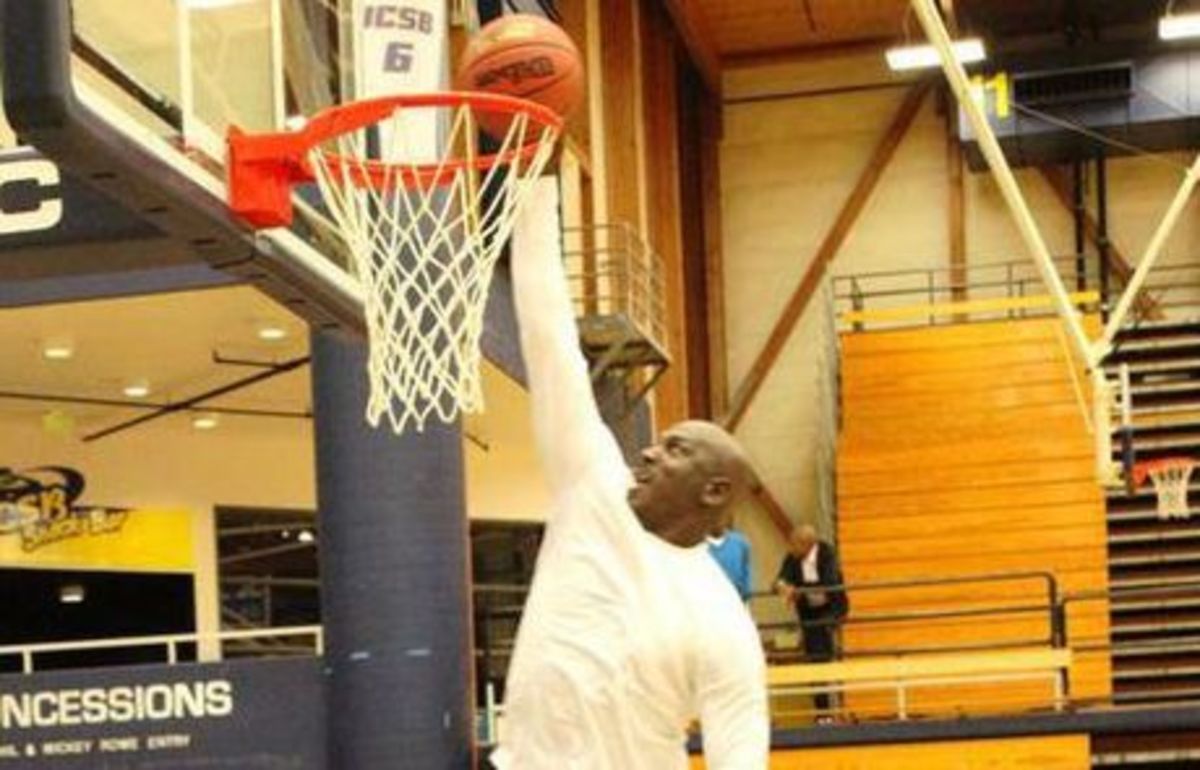 Ο Τζόρνταν καρφώνει και στα 50! (VIDEO)