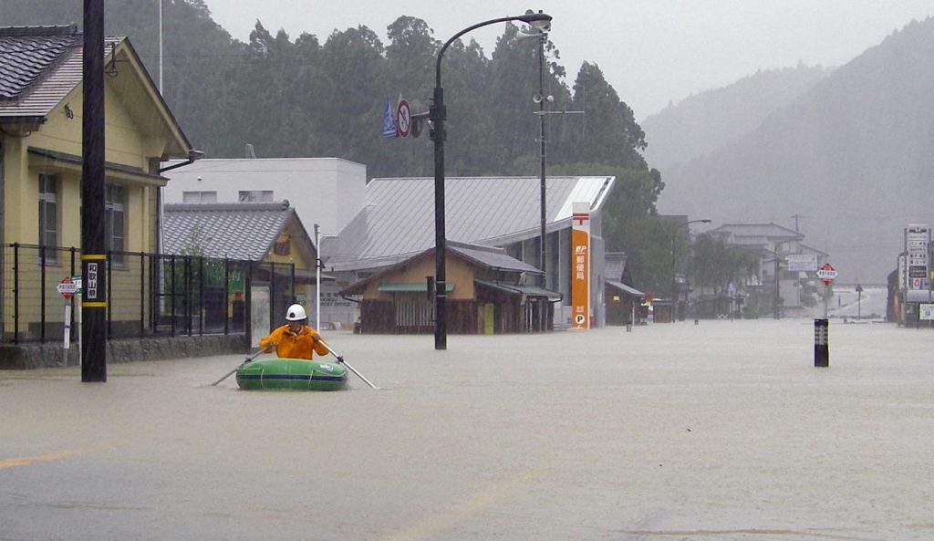 Φονικός τυφώνας χτυπά άγρια την Ιαπωνία! – Δείτε βίντεο