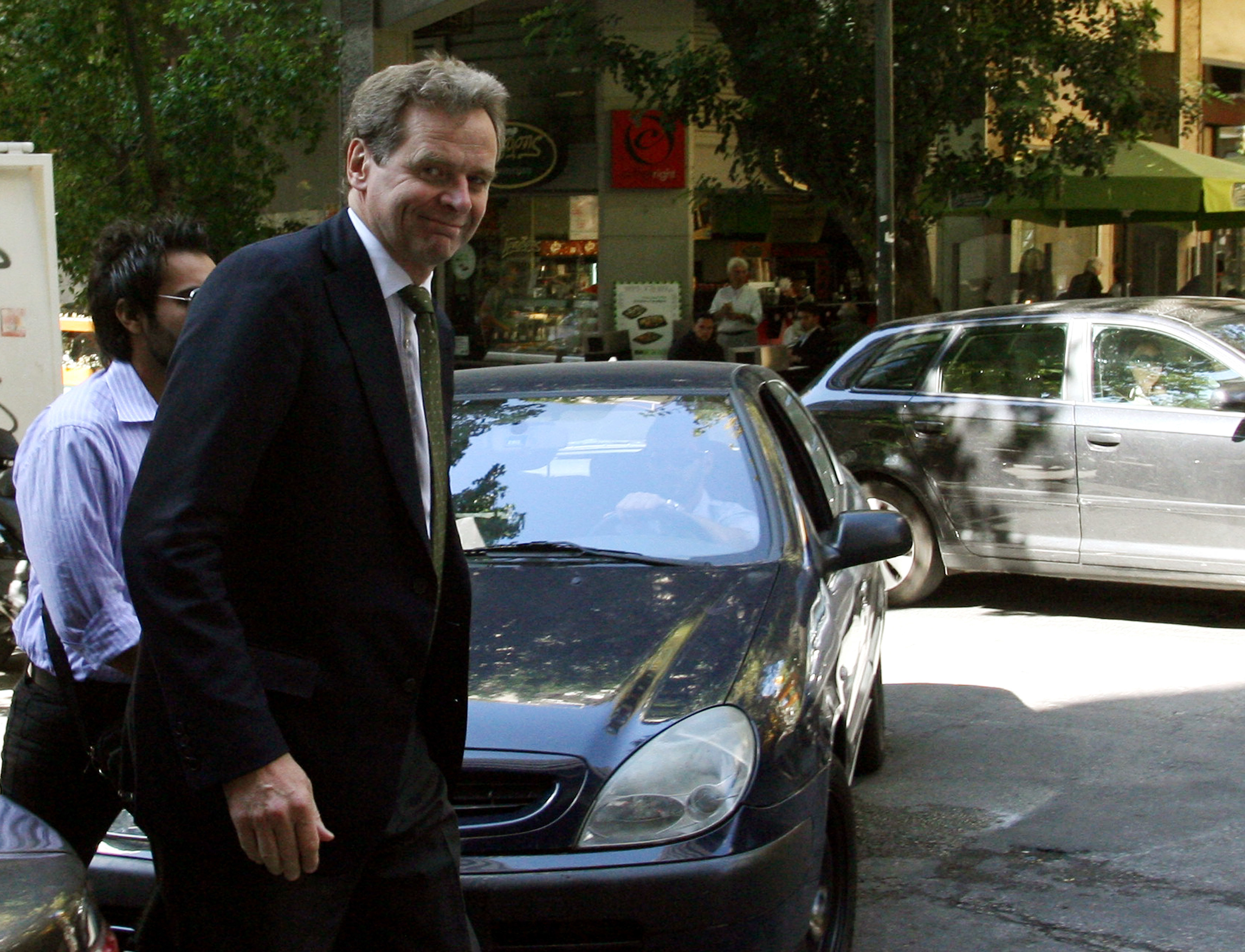 “Κόκκινη κάρτα” από τρόικα σε επτά υπουργούς – Τι δεν έκαναν – Πόσο θα πληρώσουν οι Έλληνες την “νύφη”