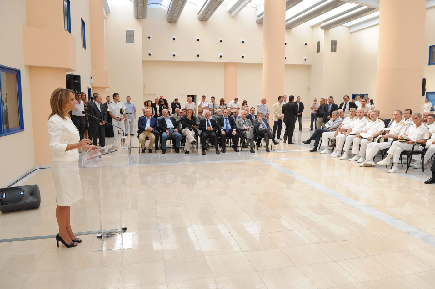 50.000 ευρώ για το νέο γραφείο της Τσουρή – Έστειλαν υποπλοίαρχο για κουρτίνες!