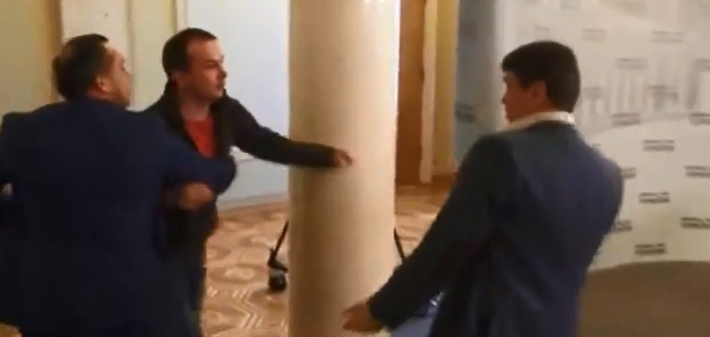 Τρελό ξύλο έπαιξαν βουλευτές στη Βουλή της Ουκρανίας (ΒΙΝΤΕΟ)