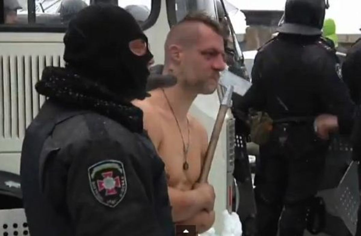 Ουκρανοί αστυνομικοί εξευτελίζουν διαδηλωτή – Απίστευτο βίντεο!