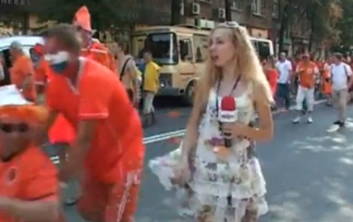 Της σήκωσαν τη φούστα – Ολλανδοί οπαδοί πειράζουν Ουκρανή ρεπόρτερ(VIDEO)