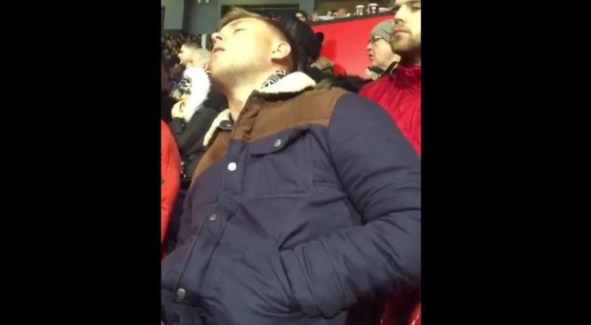 Πόσο πιο βαρετή! Ο ύπνος…χτυπά τους οπαδούς της Γιουνάιτεντ (VIDEO)