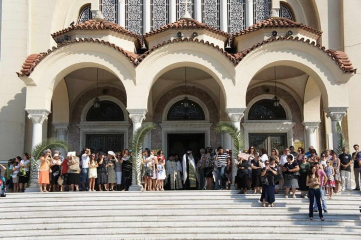 Βγήκαν στους δρόμους οι Πατρινοί για να υποδεχθούν τον Σταυρό του Αγίου Ανδρέα