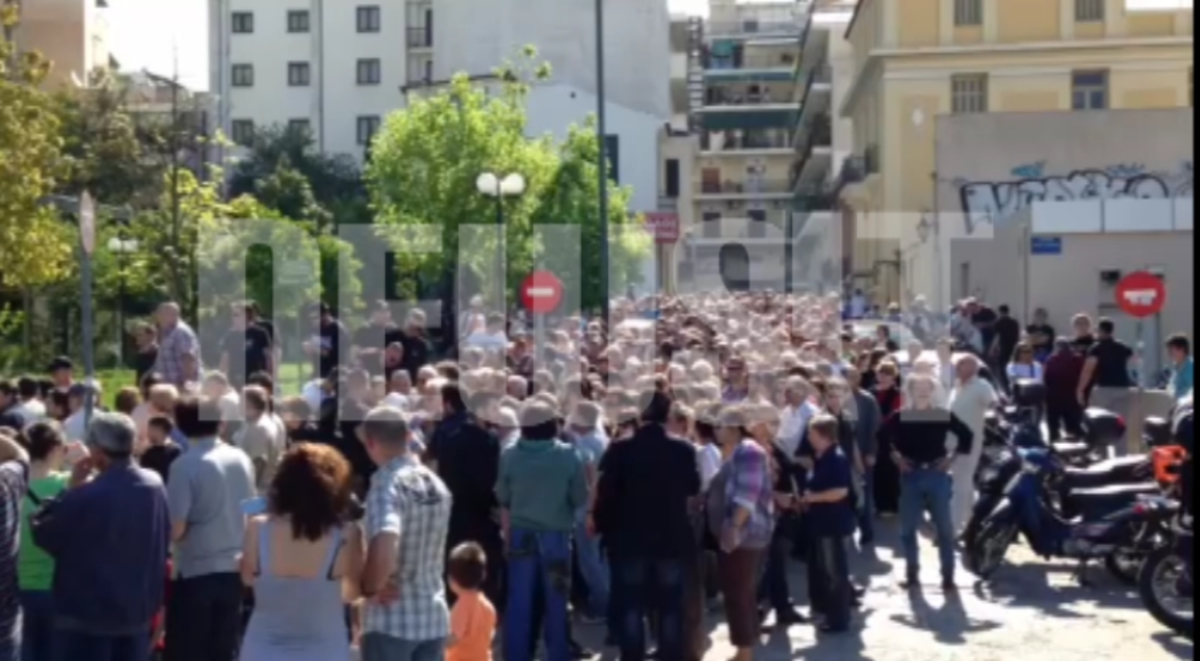 Ουρές για τρόφιμα ΧρυσήςΑυγής