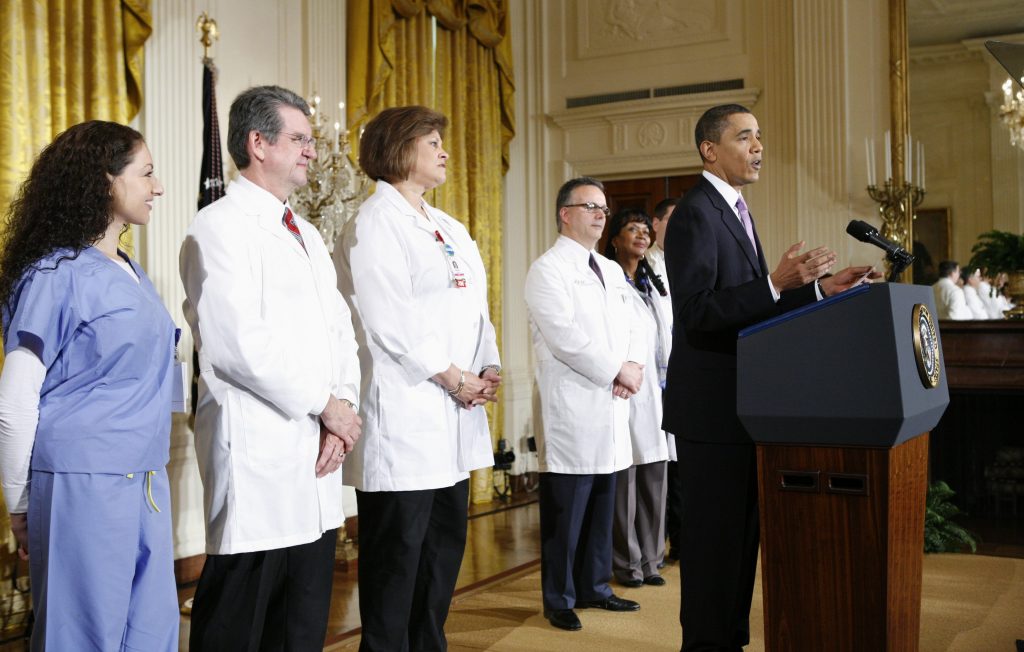 Ο Μπάρακ Ομπάμα συναντήθηκε με γιατρούς και νοσηλευτές στο Οχάιο. ΦΩΤΟ REUTERS