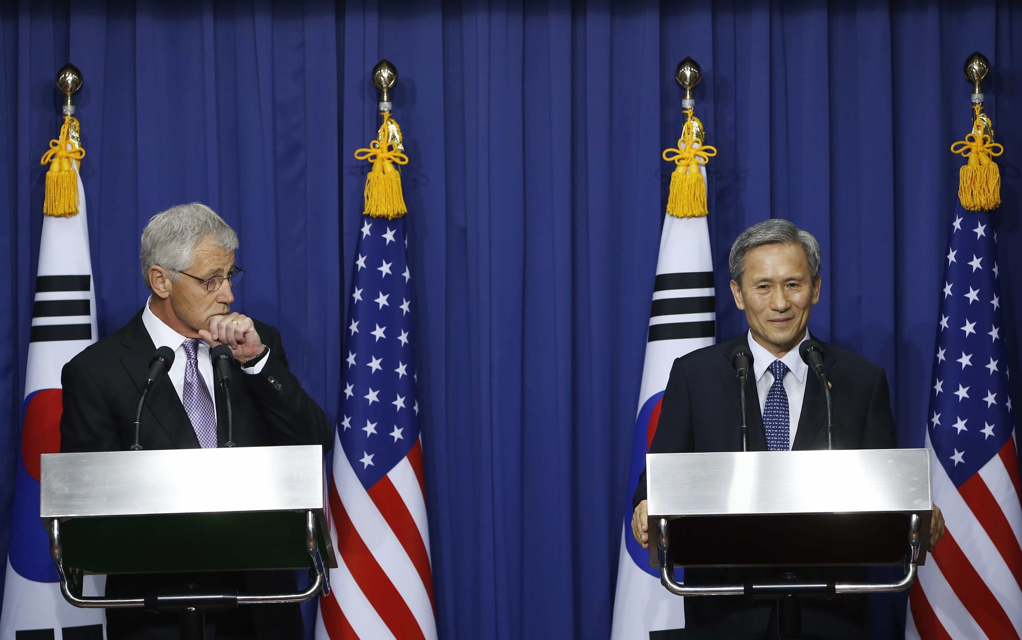 Οι υπουργοί Άμυνας των ΗΠΑ και της Νότιας Κορέας. Reuters