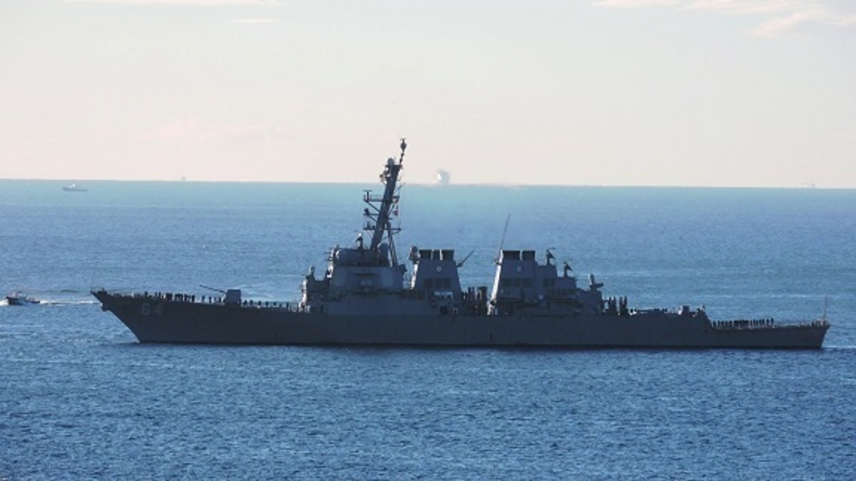 Το αντιτορπιλικό USS Carney στον Πειραιά- Τι συμβαίνει; [vid]