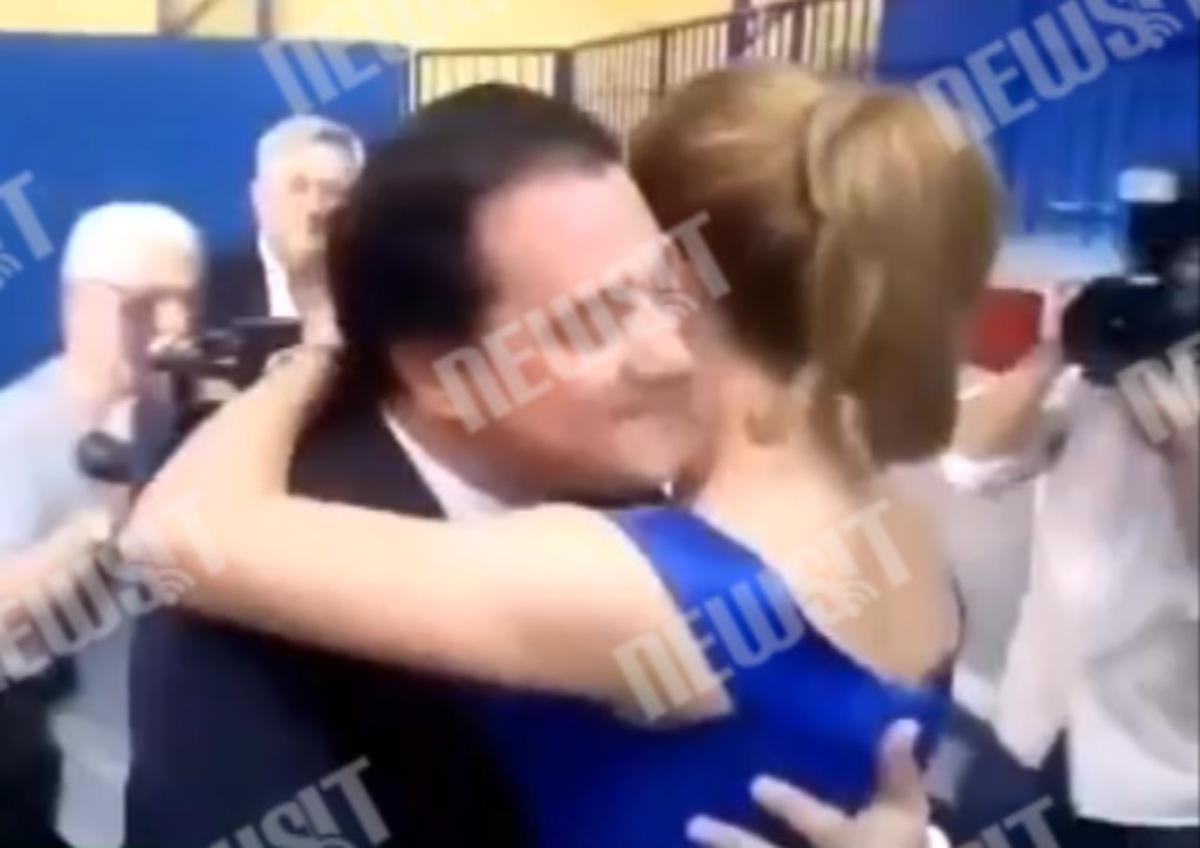 Ε.Μανωλίδου φιλάει τον Α.Γεωργιάδη