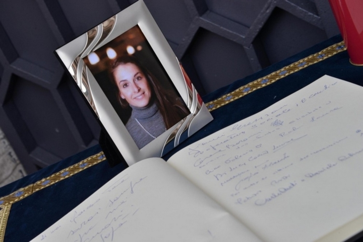 Επίθεση στο Παρίσι: Θρήνος στην κηδεία της 28χρονης Βαλέρια Σολεζίν
