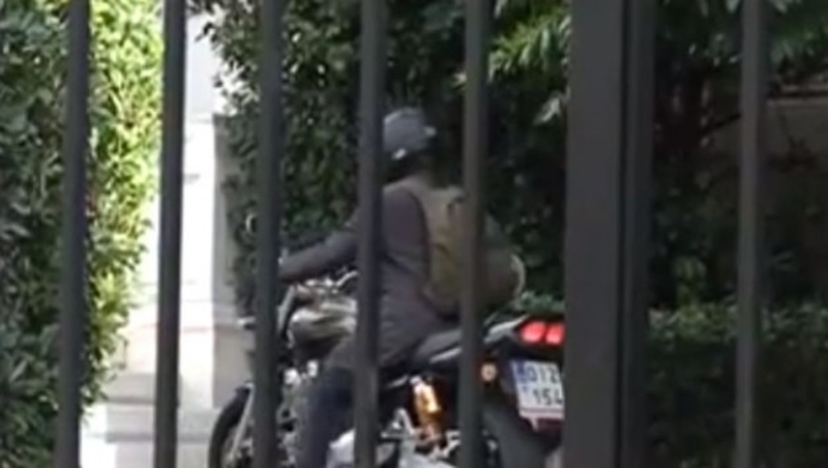 Αναχώρηση Βαρουφάκη με μηχανή