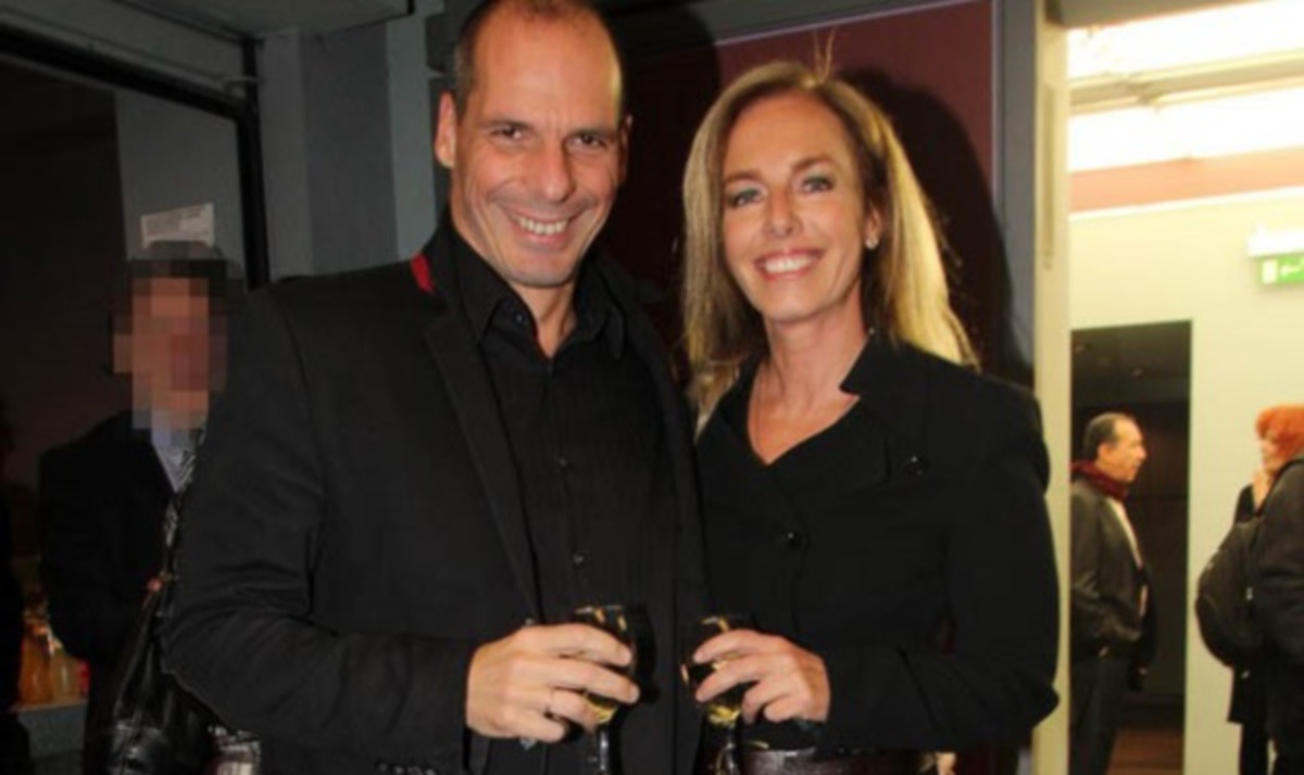 O Γιάνης Βαρουφάκης μένει με τα πεθερικά του σε ένα νεοκλασικό στην Ακρόπολη! Βίντεο